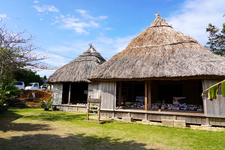 与論民俗村の茅葺屋根の家