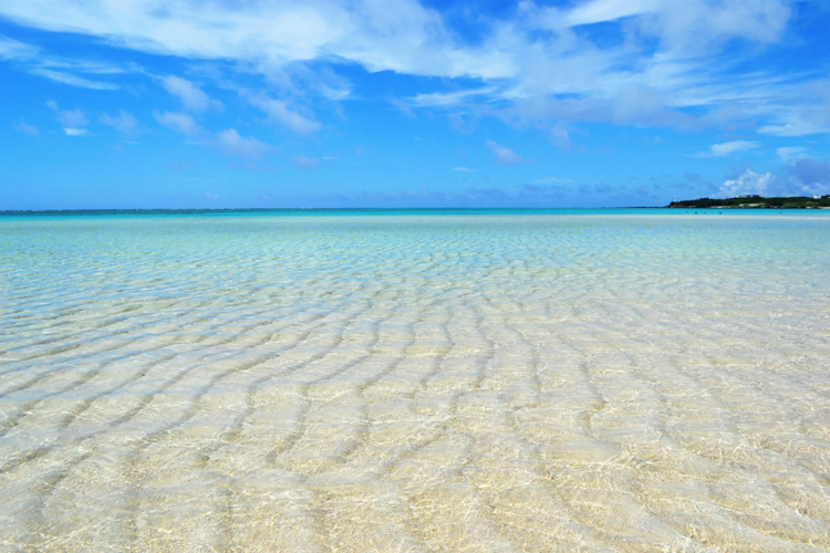 ヨロン島の百合ヶ浜の砂州の写真