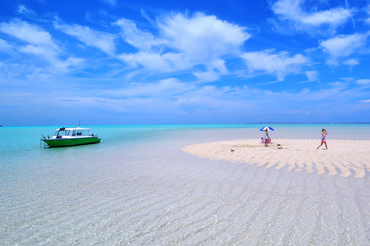 ヨロン島の百合ヶ浜と船の写真