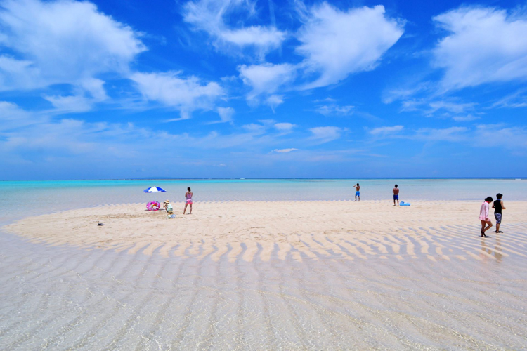 賑わうヨロン島の百合ヶ浜の写真