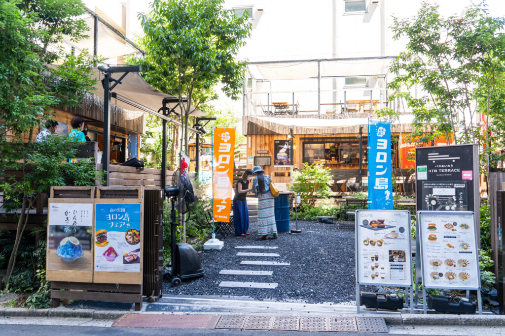  ヨロン島フェアの会場東京・新宿 バスあいのり3丁目テラス